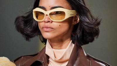 Солнцезащитные очки, как у Bottega Veneta и Eytys, — самая модная модель будущей весны - vogue.ru