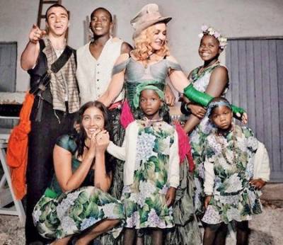 Гай Ричи - Мадонна встретила Новый год в одной из самых бедных стран мира: певица прилетела в Малави со своими детьми - starslife.ru - Малави