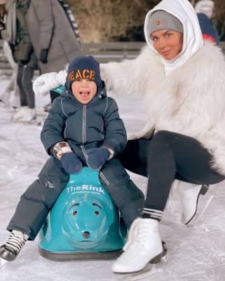 Анна Седокова - Анна Седокова похвасталась подросшим сыном, читающим стихи под новогодней елкой - milayaya.ru