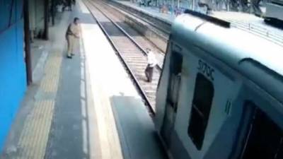 В Индии полицейский помог мужчине забраться на платформу за мгновение до прибытия поезда (2 фото + 1 видео) - chert-poberi.ru - Индия - Мумбаи