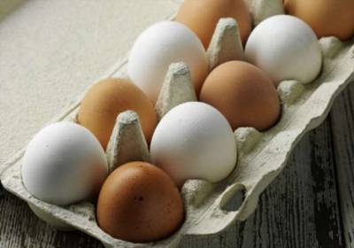 Какие яйца выбрать для новогодних салатов: белые или коричневые - milayaya.ru