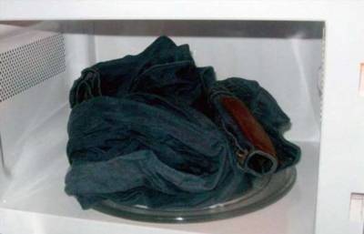 Для чего опытные отечественные хозяйки кладут грязную одежду в микроволновую печь - milayaya.ru