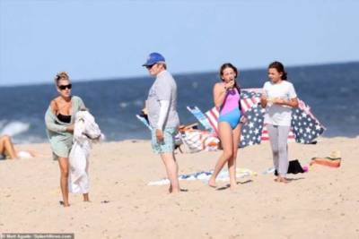Сара Джессика Паркер - Кристин Дэвис - Мэтью Бродерик - Сара Джессика Паркер отдыхает на пляже с мужем Мэтью Бродериком и их 12-летними близнецами - chert-poberi.ru - Нью-Йорк - Нью-Йорк