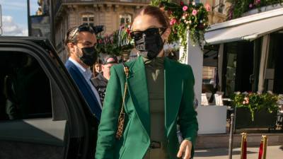 Клэр Роуз - Зеленый жакет, как у Джиджи Хадид, разукрасит ваш гардероб этой осенью - vogue.ru - Париж