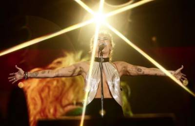 Майли Сайрус - Новый кричащий образ Майли Сайрус во время саундчека на концерте - starslife.ru