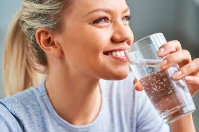 Достаточно ли просто пить много воды для здоровья кожи? - lifehelper.one