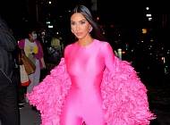 Ким Кардашьян - Все оттенки розового: рассматриваем сразу три невероятно ярких образа Ким Кардашьян - cosmo.com.ua