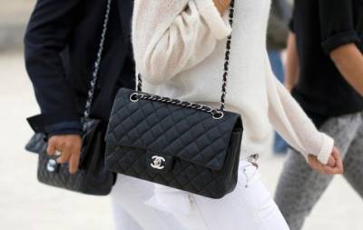Недоступная роскошь: модный Дом Chanel ввел лимит на покупку сумок - hochu.ua