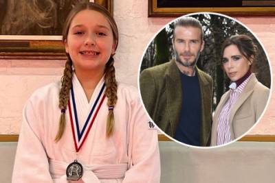 Виктория Бекхэм - Дэвид Бекхэм - David Beckham - 10-летняя дочь Дэвида и Виктории Бекхэм Харпер завоевала серебряную медаль на соревнованиях по дзюдо - spletnik.ru - Victoria - county Beckham - county Harper