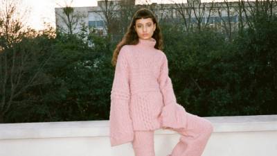 Сабина Сокол - Готовьтесь к пасмурным дням — найдите идеальный розовый свитер - vogue.ru