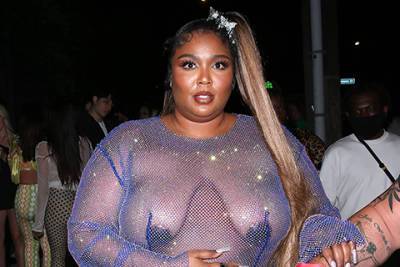 Би Карди - Привет хейтерам: Лиззо провоцирует публику "голым" платьем на вечеринке в Лос-Анджелесе - spletnik.ru - Лос-Анджелес