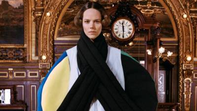 Вещь дня: разноцветное стеганое пальто Loewe - vogue.ru