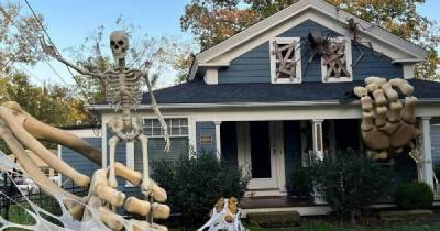 Любитель Хэллоуина украсил свой дом гигантским скелетом, выползающим из земли - porosenka.net