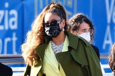 Виктория Бекхэм - Бернар Арно - Jay Z.Beyonce - Лимонный костюм и оливковый плащ: Бейонсе продемонстрировала яркий образ в Венеции - spletnik.ru