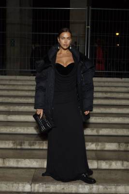 Тихон Рикардо - Платье с декольте и куртка-оверсайз: посмотрите на... - glamour.ru - Париж