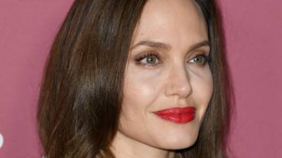 Анджелина Джоли - Этой осенью берите пример с Анджелины Джоли и носите на губах насыщенный красный - vogue.ru