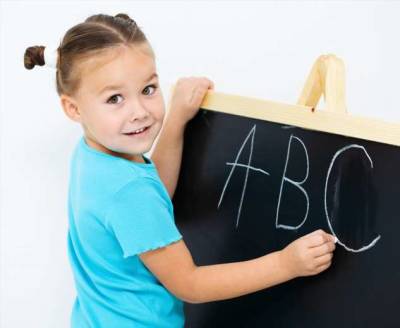 Родители назвали оптимальный возраст для начала обучения ребенка иностранному языку - milayaya.ru