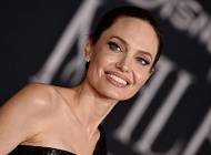 Анджелина Джоли - Джон Ли Миллер - «Она наверстывает упущенное»: инсайдеры рассказали о личной жизни Анджелины Джоли - cosmo.com.ua