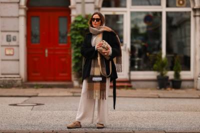 Streetstyle: как стильно носить шарф этой осенью - vogue.ua