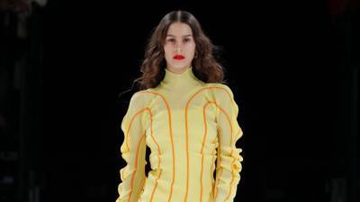 Дженнифер Лопес - Добавьте в гардероб вещи лимонного оттенка — как на показе Bottega Veneta Salon 03 - vogue.ru
