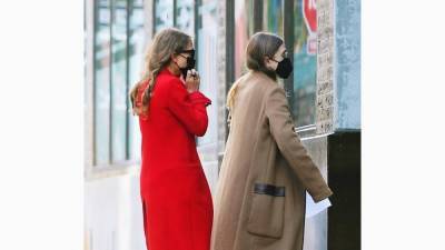 Мэри-Кейт Олсен - Мэри-Кейт Олсен уже много лет носит это красное пальто. Выберите себе похожее - vogue.ru