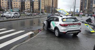 В Петербурге водитель каршерингового автомобиля вылетел на тротуар и сбил пешеходов - porosenka.net - Санкт-Петербург