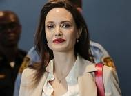 Анджелина Джоли - Джемпер в рубчик и идеальные серые брюки: стильный осенний образ от Анджелины Джоли - cosmo.com.ua