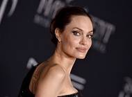 Анджелина Джоли - Вместо черного: очень яркая Анджелина Джоли в платье самого модного цвета 2021 - cosmo.com.ua - Лондон