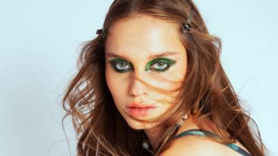 Белла Хадид - Этот макияж вы точно захотите повторить сразу после локдауна - vogue.ru