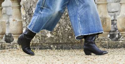 saint Laurent - Эди Слиман - Как правильно подбирать обувь к джинсам осенью - vogue.ua