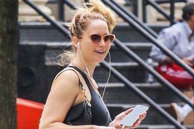 Эми Шумер - Дженнифер Лоуренс - Jennifer Lawrence - В отличном настроении: беременная Дженнифер Лоуренс на прогулке в Нью-Йорке - spletnik.ru - Сша - Нью-Йорк - Нью-Йорк