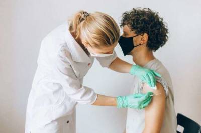 4 фактора, повышающие риск заражения вакцинированных ковидом - lublusebya.ru - Англия
