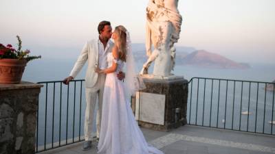 Свадьба Габриэлы де Живанши — кутюрное платье семейного Дома, живописные пейзажи острова Капри и гигантский мильфей - vogue.ru - Франция