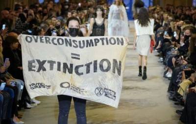 Louis Vuitton - Экоактивисты попытались сорвать шоу Louis Vuitton в Париже (ВИДЕО) - hochu.ua - Париж