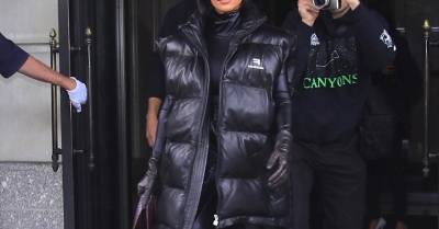 Ким Кардашьян - Огромный жилет и ботфорты выше бедер: Ким Кардашьян показала, как модно утеплиться осенью - wmj.ru - Москва - Нью-Йорк