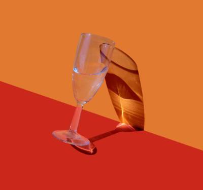 Всего один бокал: можно ли пить алкоголь без вреда... - glamour.ru