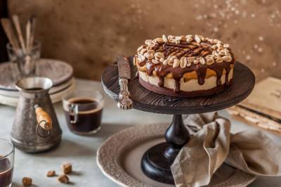 Торт «Сникерс», банановый пирог и шоколадный тарт для сладких выходных - eva.ru