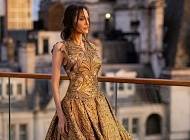 Анджелина Джоли - Чистое золото: Анджелина Джоли снялась в потрясающе красивой фотосессии в винтажном платье Valentino - cosmo.com.ua