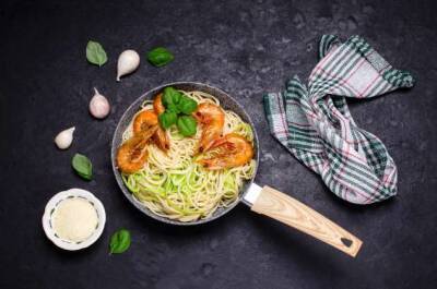 Альтернатива традиционной пасте: спагетти из цукини с креветками - milayaya.ru