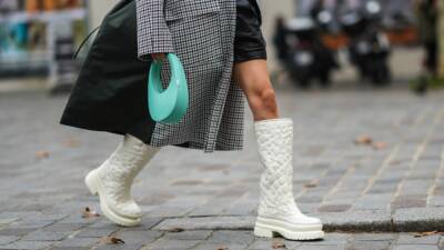 Streetstyle: с чем носить белую обувь осенью - vogue.ua