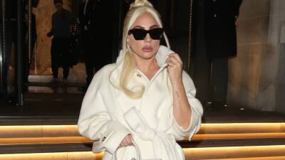 Jimmy Choo - Hermès Birkin - Леди Гага - 10 элегантных белых пальто, как у Леди Гаги - vogue.ua