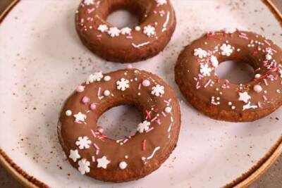 Для сладкоежек: готовим четыре десерта с шоколадной глазурью - milayaya.ru