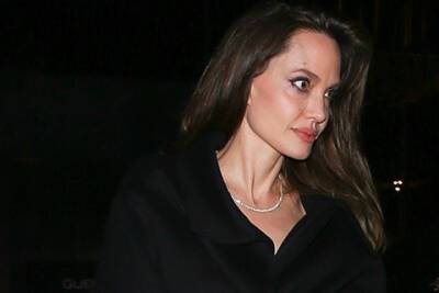 Анджелина Джоли - Angelina Jolie - Анджелина Джоли в образе total black посетила гала-вечер в Лос-Анджелесе - spletnik.ru - Лос-Анджелес - Камбоджа