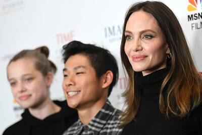 Анджелина Джоли - Angelina Jolie - Анджелина Джоли с детьми Шайло и Паксом посетила премьеру в Лос-Анджелесе - spletnik.ru - Лос-Анджелес