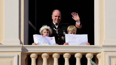 князь Альбер II (Ii) - Национальный день Монако без принцессы Шарлен: князь Альбер II вышел на балкон с детьми, а они — с плакатами - tatler.ru - Юар - Монако - Княжество Монако