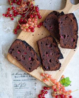 Ягод много не бывает: готовим шоколадный кекс с красной смородиной - milayaya.ru