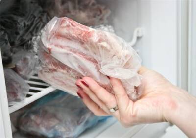 Нехитрый способ, как разморозить мясо за 10 минут без использования микроволновки и кипятка - milayaya.ru