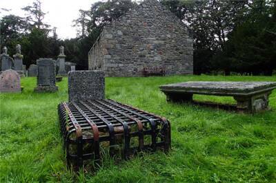 Для чего на кладбищах Англии ставили клетки над могилами? (4 фото) - chert-poberi.ru - Англия