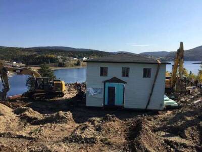 Семейная пара из Канады перевезла 100-летний дом по воде на другой берег - lublusebya.ru - Канада