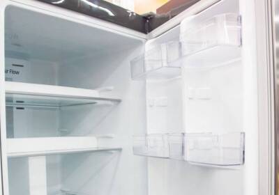 Чего нельзя делать при разморозке холодильника: эта ошибка может «убить» устройство - lifehelper.one